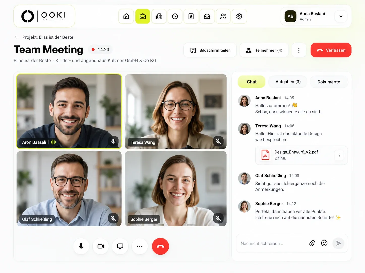 OOKI-Videocall mit vier Teilnehmern, Chat sowie Aufgaben- und Dokumentregister.